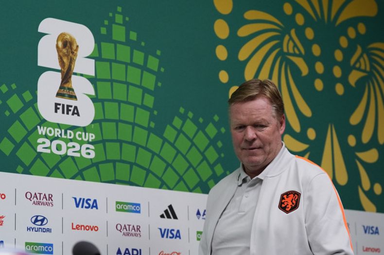 ARCHIVO - El técnico de Países Bajos Ronald Koeman se presenta a la rueda de prensa previo al partido contra Marruecos por los 16vos de final de la Copa del Mundo, en Monterrey, México, el 28 de junio de 2026. (AP Foto/Moisés Castillo)