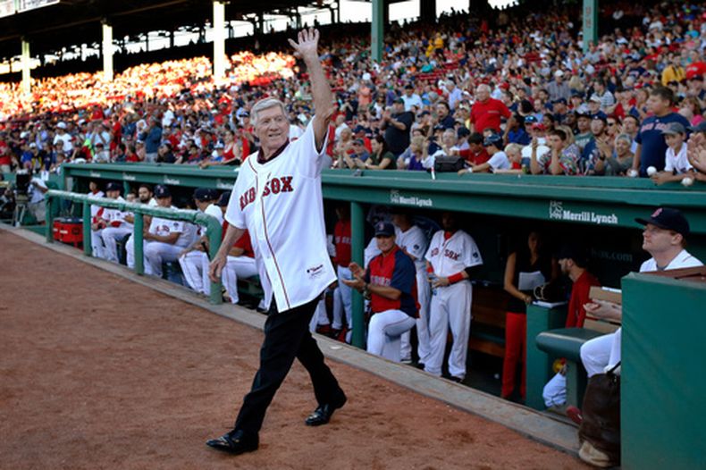 ARCHIVO - El exmánager de los Medias Rojas de Boston, Joe Morgan, saluda a los aficionados mientras recibe un homenaje antes de un partido de béisbol entre Medias Rojas y Marineros de Seattle en Boston, el 30 de julio de 2013. (AP Foto/Elise Amendola, File)