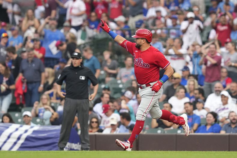 Kyle Schwarber de los Filis de Filadelfia hace un gesto hacia las gradas en el jardín derecho tras pegar un jonrón en el primer lanzamiento de Kyle Hendricks en la primera entrada el jueves 29 de junio del 2023. (AP Foto/Charles Rex Arbogast)