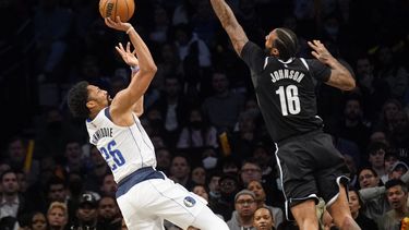 Dinwiddie logra triple agónico; Mavs superan a Nets