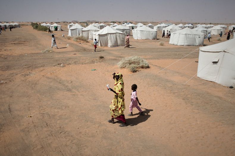 Una mujer con un niño en el campamento El-Afadh en Al Dabbah en Sudán, el 13 de noviembre del 2025. (AP foto/Marwan Ali)