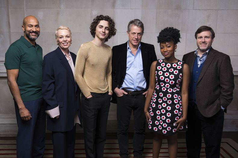 Keegan-Michael Key, de izquierda a derecha, Olivia Colman, Timothee Chalamet, Hugh Grant, Calah Lane y el director Paul King posan para promover Wonka el miércoles 29 de noviembre de 2023 en Londres. (Scott Garfitt/Invision/AP)