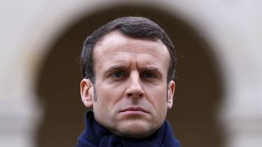 Aprueba Parlamento francés reformas a pensiones sin votación