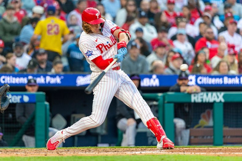Alec Bohm, de los Filis de Filadelfia, conecta un jonrón solitario durante la tercera entrada de un partido de béisbol contra los Rockies de Colorado, el sábado 9 de mayo de 2026, en Filadelfia. (Foto AP/Laurence Kesterson)