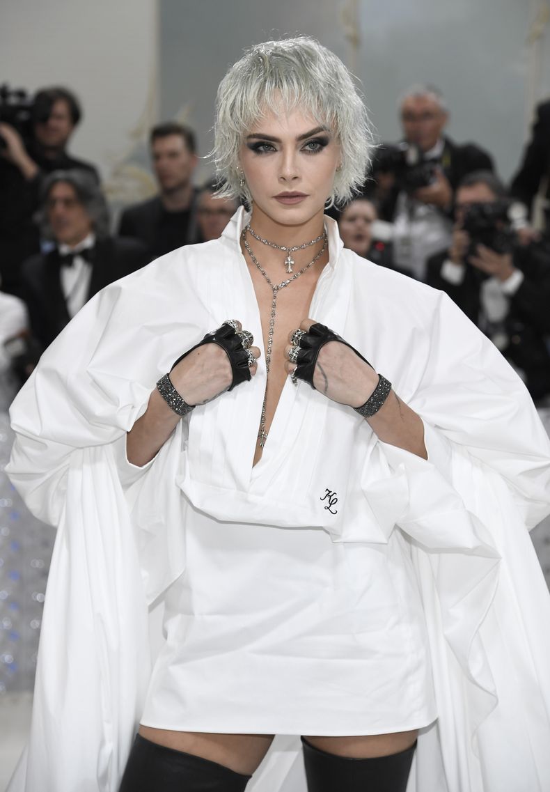 Cara Delevingne llega a la gala del Instituto del Vestido del Museo Metropolitano de Arte para celebrar la inauguración de la exposición Karl Lagerfeld: A Line of Beauty el lunes 1 de mayo de 2023 en Nueva York. (Foto Evan Agostini/Invision/AP)