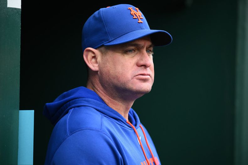 ARCHIVO - El mánager de los Mets de Nueva York, Carlos Mendoza, antes de un partido de béisbol contra los Nacionales de Washington, el jueves 21 de mayo de 2026, en Washington. (Foto AP/Nick Wass, Archivo)