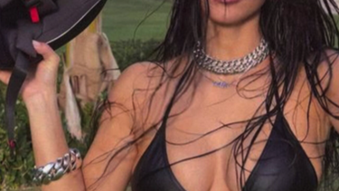 kim kardashian se quita la parte de abajo del bikini en un destape con casco