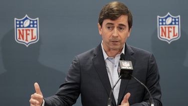 El encargado de asuntos internacionales de la NFL Peter OReilly habla en conferencia de prensa tras la reunión de primavera con los dueños el martes 21 de mayo del 2024 en Nashville, Tennessee, EE.UU. (AP Foto/George Walker IV)
