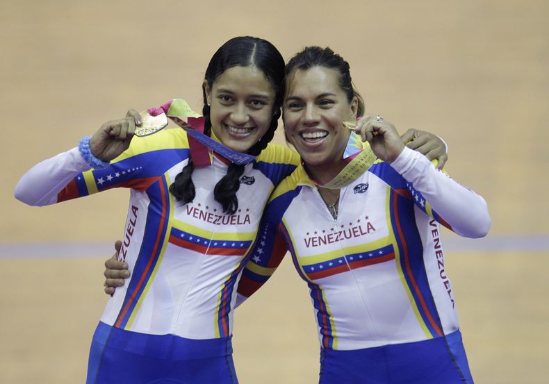 ARCHIVO - En foto del 17 de octubre del 2011, las venezolanas Mariestela Vilera, izquierda, y Daniela Larreal, derecha, celebran tras ganar la medalla de oro en persecusión femenina de los Juegos Panamericanos de Guadalajara 2011. (AP Foto/Jorge Saenz, Archivo)