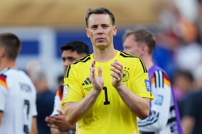 El portero alemán Manuel Neuer le aplaude a los aficionados tras la derrota en los dieciseisavos de final de la Copa Mundial en penales ante Paraguay el lunes 29 de junio del 2026. (AP Foto/Martin Meissner)