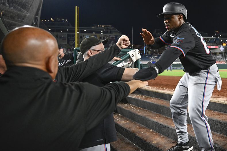 Xavier Edwards, de los Marlins de Miami, vuelve a la cueva luego de anotar ante los Nacionales de Washington, el jueves 12 de septiembre de 2024 (AP Foto/John McDonnell)