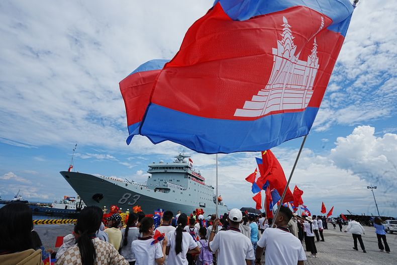 Empresarios chinos y estudiantes locales ven llegar al buque de guerra chino Qijiguang en Sihanoukville, Camboya, el 10 de octubre del 2025. (AP foto/Heng Sinith)