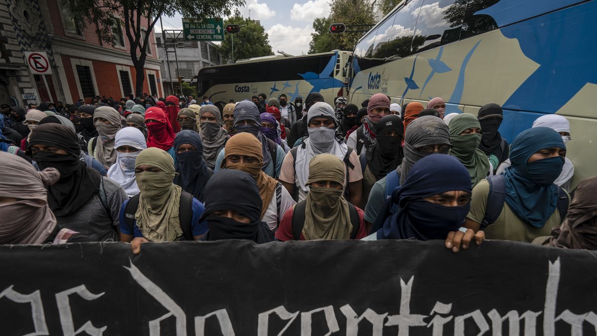 Miles exigen justicia a 10 años de la desaparición de 43 estudiantes en ...