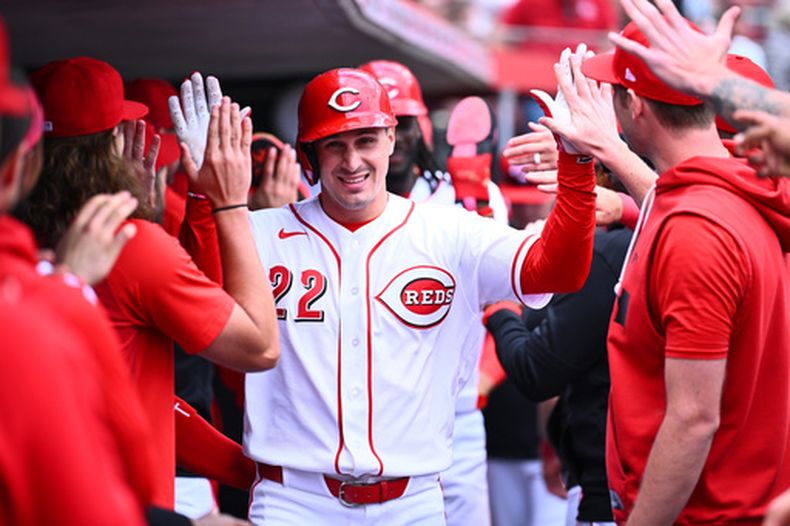JJ Bleday (22) de los Rojos de Cincinnati luego de batear un jonrón de dos carreras ante los Nacionales de Washington, el jueves 14 de mayo de 2026. (AP Foto/Ben Jackson)