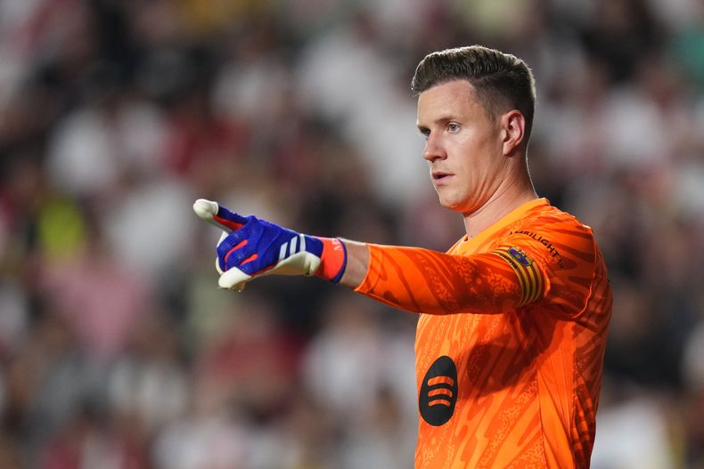 ARCHIVO - El arquero del Barcelona Marc-Andre ter Stegen durante el partido contra Rayo Vallecano en La Liga española, el 27 de agosto de 2024, en Madrid. (AP Foto/Manu Fernández)