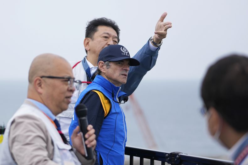 Rafael Mariano Grossi, director general del Organismo Internacional de la Energía Atómica (centro), escucha la explicación de Tomoaki Kobayakawa, presidente de Tokyo Electric Power Co. (centro atrás), durante una visita a la dañada central nuclear de Fukushima, en Futaba, en el noreste de Japón, el 5 de julio de 2023. (AP Foto/Hiro Komae, Pool)