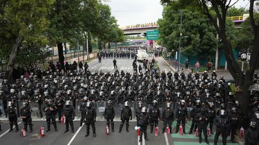 La policía bloquea una avenida para prevenir una marcha de maestros hacia el Estadio Azteca, sede del Mundial, el martes 9 de junio de 2026, en la Ciudad de México. (AP Foto/Eduardo Verdugo)