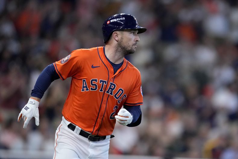 Alex Bregman, de los Astros de Houston, corre a la inicial luego de conectar un sencillo en el segundo juego de la serie de comodines de la Liga Americana ante los Tigres de Detroit, el miércoles 2 de octubre de 2024 (AP Foto/Kevin M. Cox)