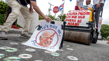 vigilia mambisa saca la aplanadora en protesta contra biden el concierto de los van van y laura pausini