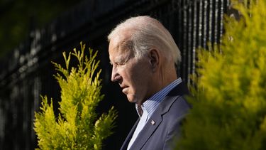 El presidente estadounidense Joe Biden camina a su vehículo al salir de la Iglesia Católica Santísima Trinidad en la sección Georgetown de Washington, luego de una misa, el sábado 22 de julio de 2023. (AP Foto/Manuel Balce Ceneta)