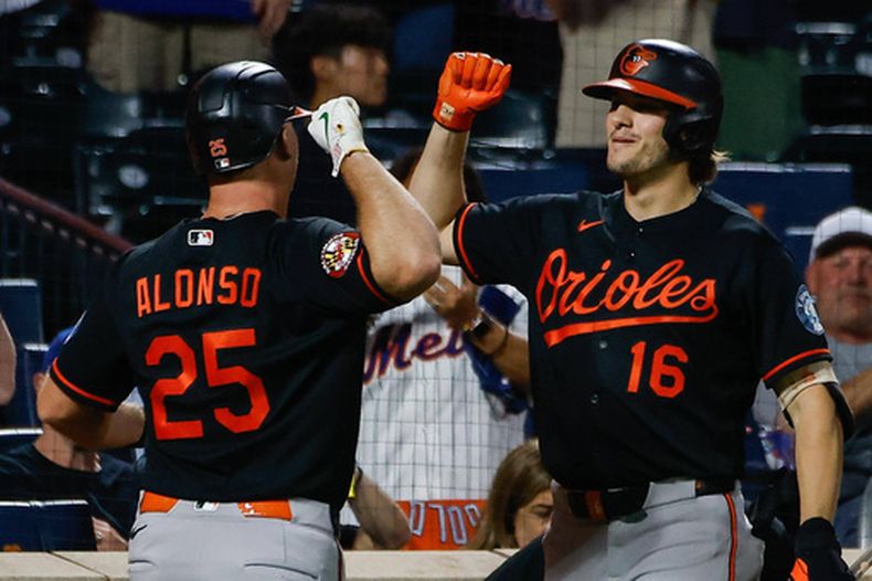 Pete Alonso celebra su jonrón con su compañero de los Orioles de Baltimore Coby Mayo en el encuentro ante los Mets de Nueva York el miércoles 16 de septiembre del 2026. (AP Foto/Eduardo Munoz Alvarez)