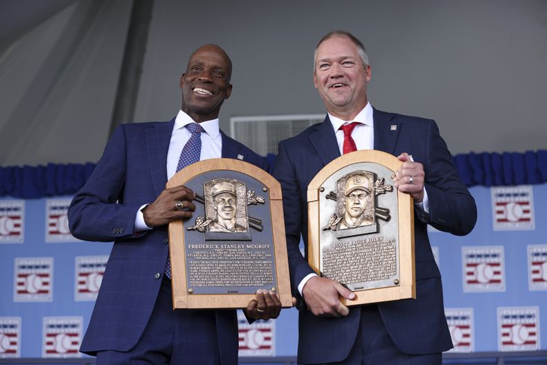 Fred McGriff, izquierda, y Scott Rolen, derecha, posan para las cámaras durante la ceremonia de ingreso al Salón de la Fama del Béisbol, el domingo 23 de julio de 2023, en el Clark Sports Center, en Cooperstown, Nueva York. (AP Foto/Bryan Bennett)