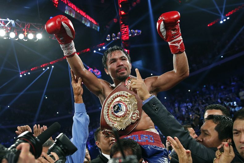 ARCHIV - Manny Pacquiao exhibe su cinturón de campeón mundial tras derrotar a Brandon Ríos en la pelea por el cetro welter del OMB, el 24 de noviembre de 2013, en Macau. (AP Foto/Vincent Yu)