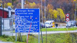 ARCHIVO - Un cartel anuncia el cruce fronterizo de Storskog entre Rusia y Noruega, cerca de Kirkenes, Noruega, el 28 de septiembre de 2022. (Lise Aserud/NTB Scanpix vía AP, archivo)