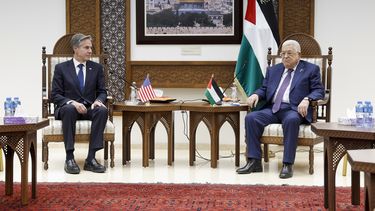 El secretario de Estado estadounidense Antony Blinken, izquierda, se reúne con el presidente palestino Mahmud Abás en Ramala, el domingo 5 de noviembre de 2023, en la Cisjordania ocupada. (Jonathan Ernst/Foto compartida vía AP)