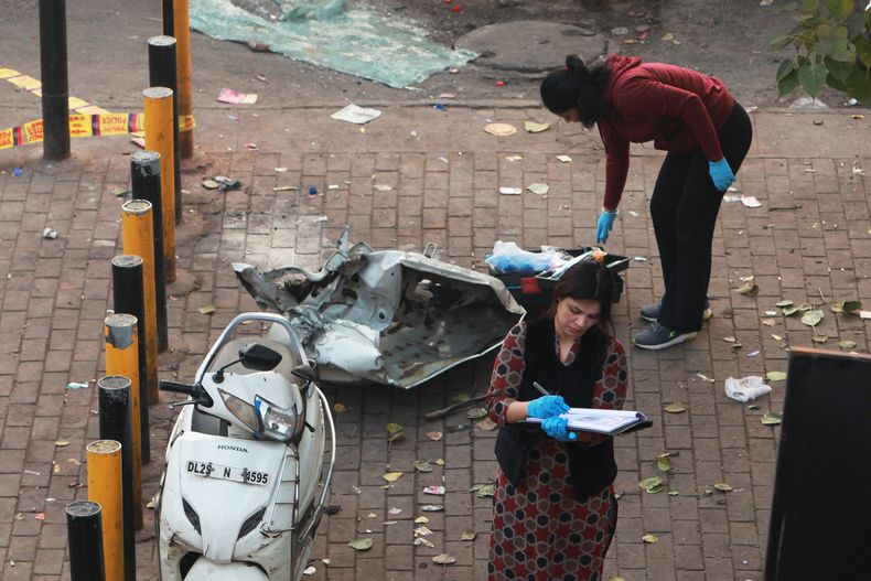 Investigadoras trabajan en el lugar donde explotó un auto cerca del histórico Fuerte Rojo en Nueva Delhi, India, el martes 11 de noviembre de 2025. (AP Foto)