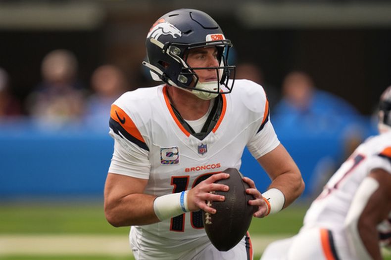 El quarterback de los Broncos de Denver, Bo Nix, se prepara para pasar durante la primera mitad de un partido de fútbol americano de la NFL contra los Chargers de Los Ángeles, el domingo 11 de octubre de 2026, en Inglewood, California. (Foto AP/Gregory Bull)
