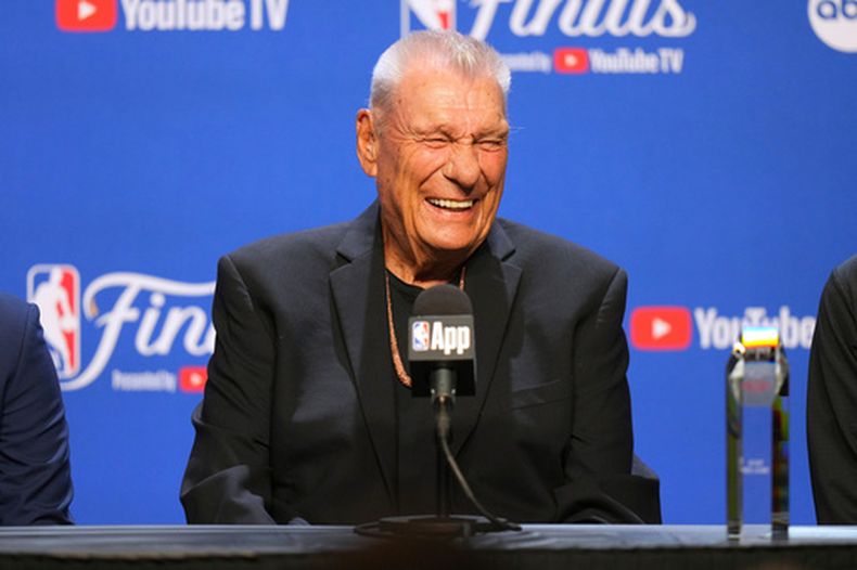 ARCHIVO - Don Nelson, galardonado con el premio Chuck Daly a la trayectoria, habla durante una conferencia de prensa previa al segundo partido de la serie de las Finales de la NBA contra el Thunder de Oklahoma City, el 8 de junio de 2025, en Oklahoma City. (Foto AP/Kyle Phillips, Archivo)