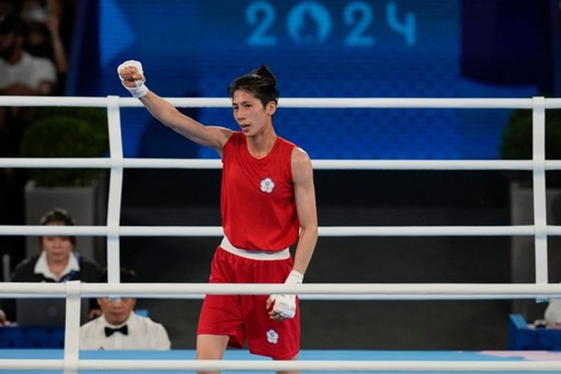 ARCHIVO - Lin Yu-ting de Taiwán celebra tras derrotar a Julia Szeremeta de Polonia en la final de boxeo femenino de 57 kg en los Juegos Olímpicos de Verano de 2024, el sábado 10 de agosto de 2024, en París, Francia. (Foto AP/Ariana Cubillos, Archivo)