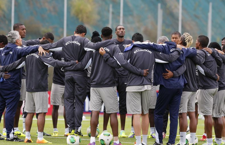 Los jugadores de la selecci&oacute;n de Ecuador rezan antes de un entrenamiento el lunes, 7 de octubre de 2013, en Quito. (AP Photo/Dolores Ochoa)