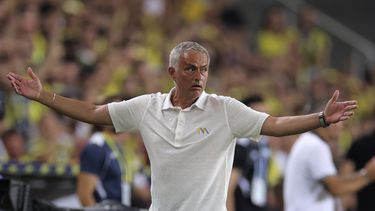El entrenador del Fenerbahce, José Mourinho, hace un gesto durante el partido de fútbol de la Superliga turca entre el Fenerbahce y el Adana Demirspor en Estambul, el sábado 10 de agosto de 2024. (AP Foto)