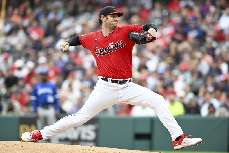 El abridor novato de los Guardianes de Cleveland Gavin Williams lanza en la primera entrada del juego ante los Reales de Kansas City el sábado 8 de julio del 2023. (AP Foto/Nick Cammett)