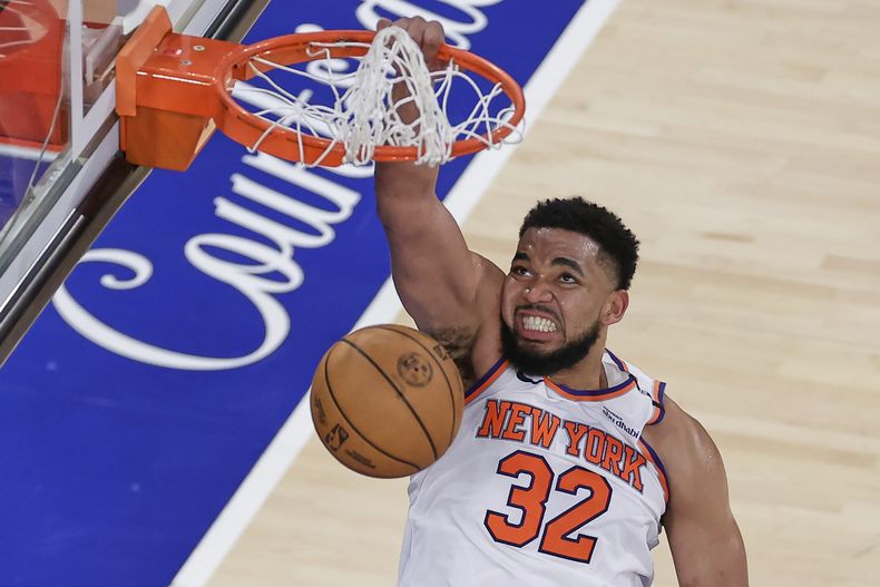 El dominicano Karl-Anthony Towns, de los Knicks de Nueva York, encesta en el quinto partido de la final de la Conferencia Este ante los Pacers de Indiana, el jueves 29 de mayo de 2025 (AP Foto/Adam Hunger)