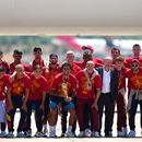 Jugadores de la selección española posan con el trofeo tras ganar la Copa Mundial a su arribo al aeropuerto de Barajas en Madrid el lunes 20 de julio del 2026. (AP Foto/Manu Fernandez)