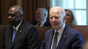 El presidente estadounidense Joe Biden, derecha, se encuentra sentado al lado del secretario de Defensa, Lloyd Austin, a la espera de que los periodistas abandonen una sala de la Casa Blanca, en Washington, el miércoles 15 de mayo de 2024. (AP Foto/Susan Walsh)