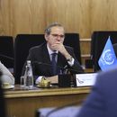 Foto entregada por la Organización de Energía Atómica de Irán que muestra al director del Organismo Internacional de Energía Atómica Rafael Mariano Grossi en una reunión con el director de la agencia iraní Mohammad Eslami, en Teherán, el 17 de abril del 2025. (Organización de Energía Atómica de Irán via AP)