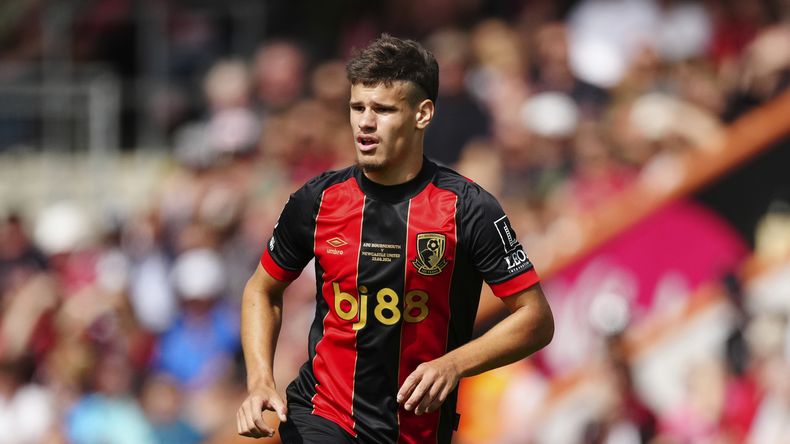 Milos Kerkez del Bournemouth corre para posicionarse durante el partido de fútbol de la Liga Premier inglesa contra el Newcastle United, en el Vitality Stadium de Bournemouth, Inglaterra, el 25 de agosto de 2024. (AP Photo/Dave Shopland, archivo)