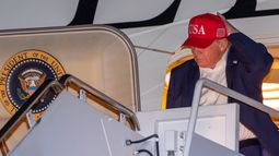 El presidente de Estados Unidos, Donald Trump, llega en el Air Force One, el jueves 15 de octubre de 2026, en la Base Conjunta Andrews, Maryland. (AP Foto/Alex Brandon)
