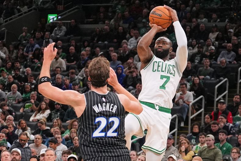 Jaylen Brown (7), de los Celtics de Boston, tira sobre Franz Wagner (22), del Magic de Orlando, durante la primera mitad del juego de baloncesto de la NBA, el domingo 23 de noviembre de 2.25, en Boston. (AP Foto/Charles Krupa)