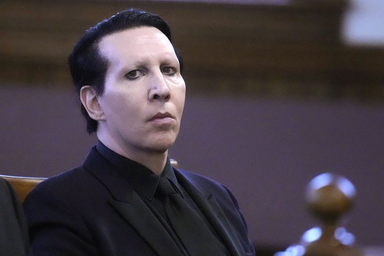 Marilyn Manson, cuyo nombre verdadero es Brian Hugh Warner, espera al juez en la Corte Superior de Belknap Superior Court el lunes 18 de septiembre de 2023, en Laconia, Nueva Hampshire. Marilyn Manson fue sentenciado a 20 horas de servicio comunitario y una multa el lunes por sonarse la nariz sobre una camarógrafa en un concierto de 2019 en Nueva Hampshire. (Foto AP/Charles Krupa)