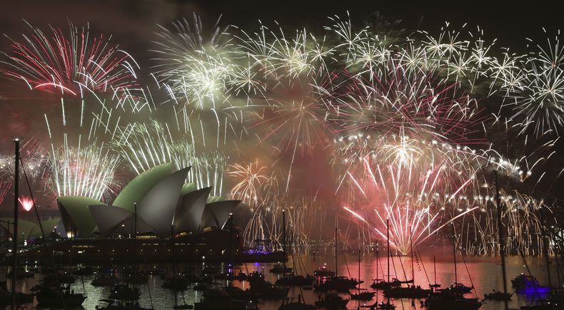 Fuegos artificiales estallan sobre la Opera House y el Harbour Bridge durante las celebraciones de Año Nuevo en Sydney, Australia, el jueves, 1 de enero del 2015.