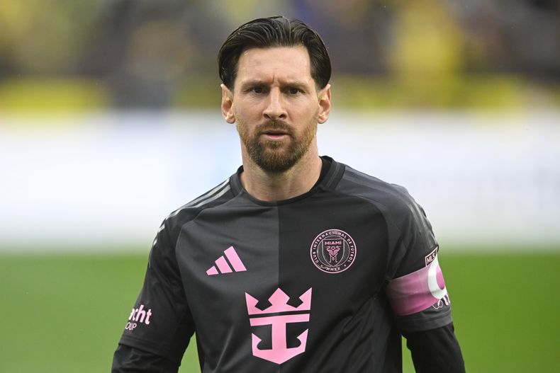 El argentino Lionel Messi, del Inter de Miami, camina sobre la cancha durante el encuentro de la MLS, ante el Crew de Columbus, el sábado 19 de abril de 2025 (AP Foto/David Richard)