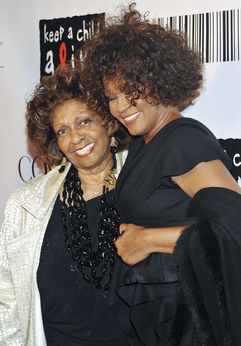 ARCHIVO - Las cantantes Cissy Houston, izquierda, y su hija Whitney Houston en el evento Keep A Child Alive Black Ball en Nueva York el 30 de septiembre de 2010. Houston, la madre de Whitney Houston y ganadora de dos Grammy que actuó junto a músicos como Elvis Presley y Aretha Franklin, murió el lunes 7 de octubre de 2024, en su casa de Nueva Jersey. Tenía 91 años. (Foto AP/Evan Agostini, archivo)