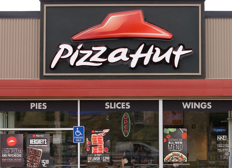Un local de Pizza Hut en Taunton, Massachusetts, el 9 de julio de 2015. (AP Foto/Stephan Savoia, archivo)