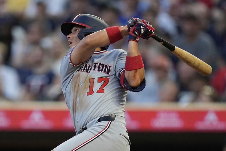 Alex Call de los Nacionales de Washington observa su jonrón solitario en la séptima entrada ante los Mellizos de Minnesota el sábado 26 de julio del 2025. (AP Foto/Abbie Parr)