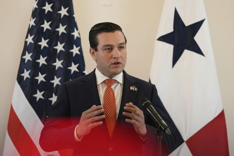 ARCHIVO - El embajador de Estados Unidos en Panamá, Kevin Marino Cabrera, ofrece una conferencia de prensa en la Ciudad de Panamá, el 8 de mayo de 2025. (Foto AP/Matías Delacroix, Archivo)